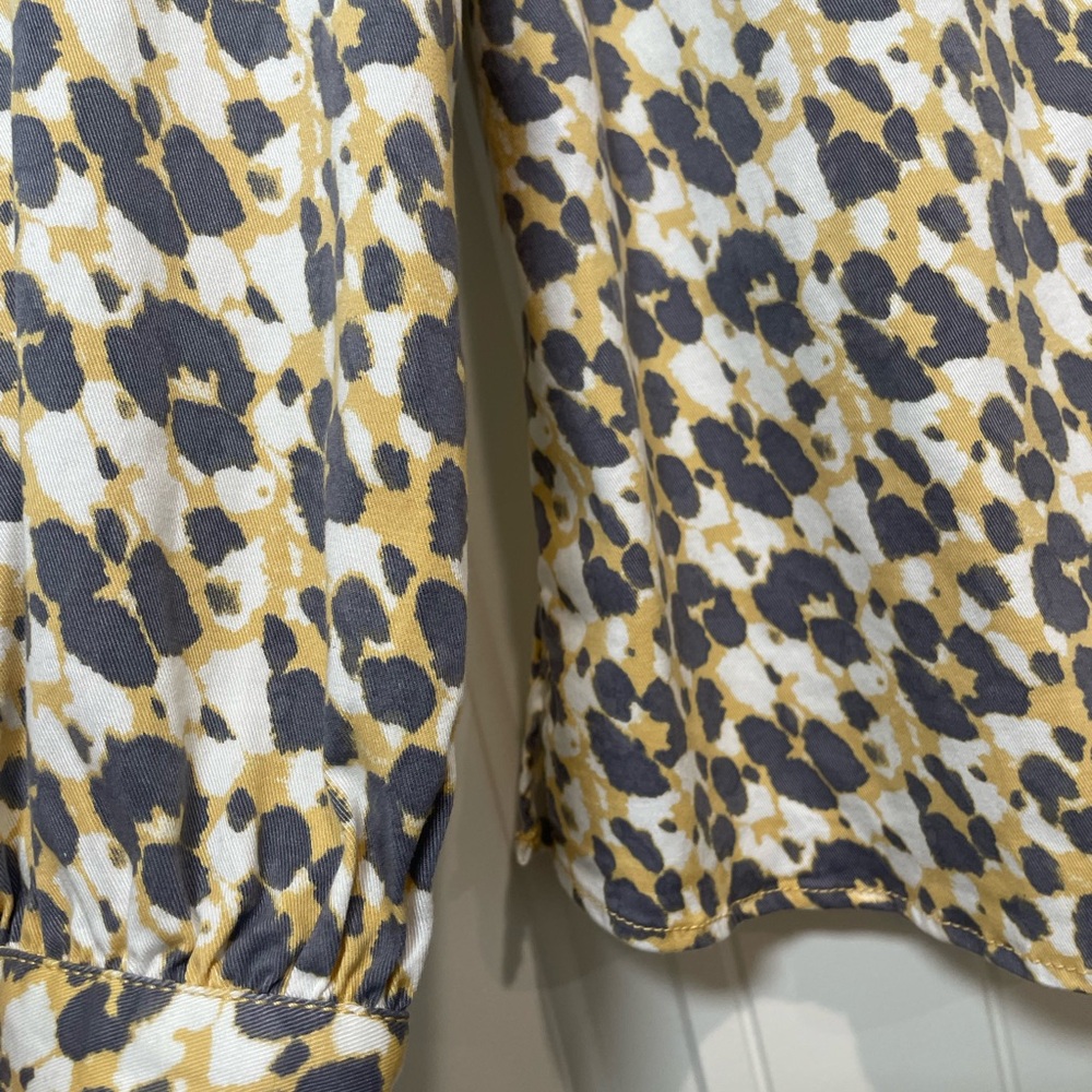 CAbi Providence Shirt Jacket in yellow Leopard Print - Picture 4 of 9